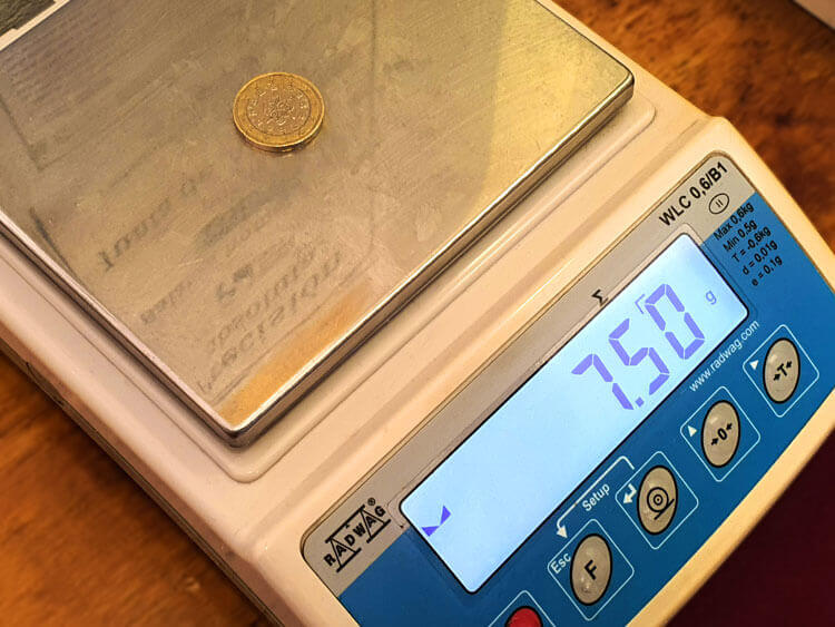 Compro oro en Fuengirola, pesaje en gramo de oro en una báscula